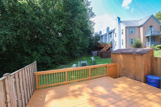 Building Photo - Great Townhouse in Fairwoods