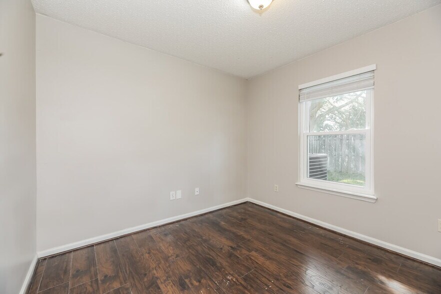 Building Photo - 14444 Woodfield Cir N