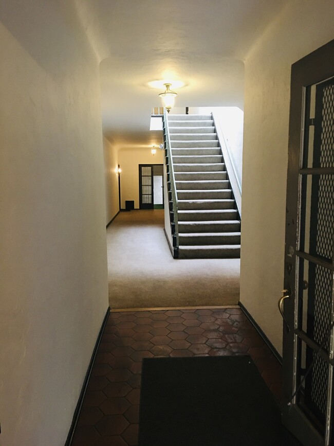 Front Entrance to Hallway - 1133 Wooster S St