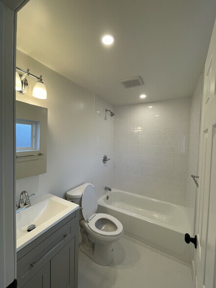 Building Photo - 423 W Maple Ave