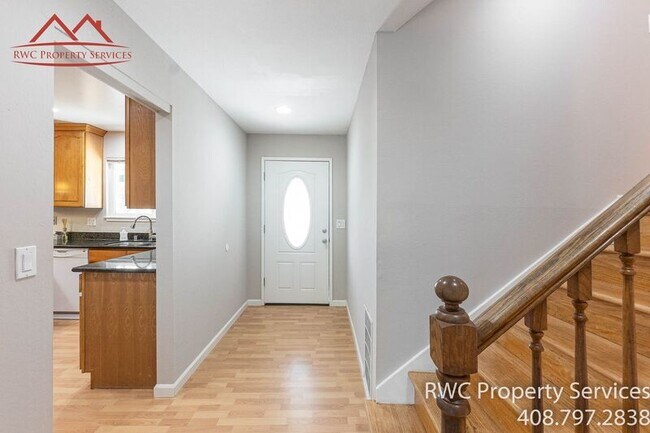 Building Photo - 1050 Oaktree Dr