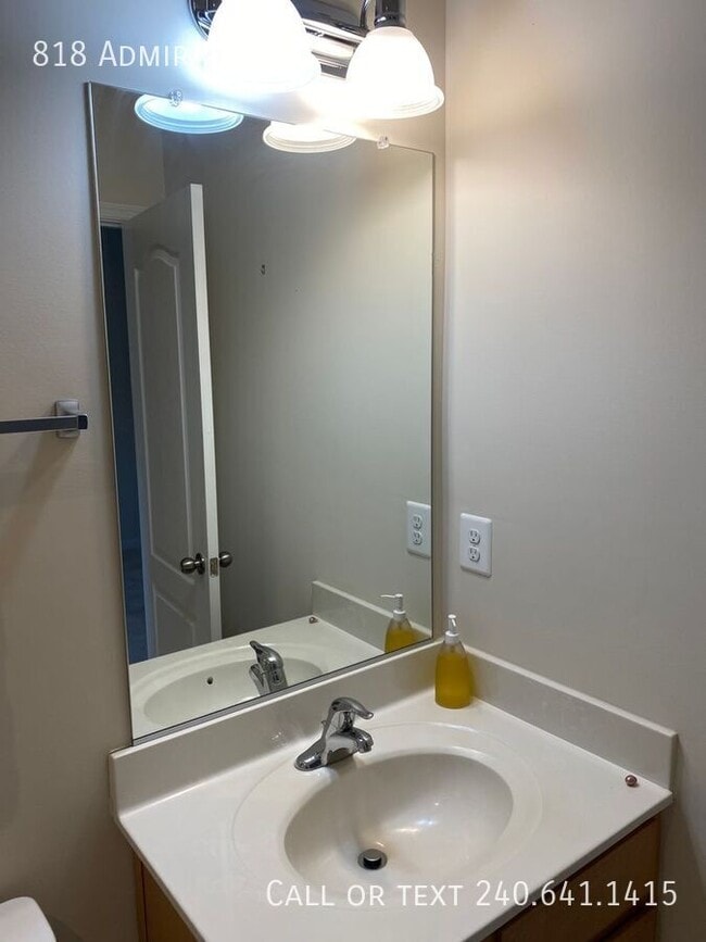 Building Photo - 818 Admirals Way