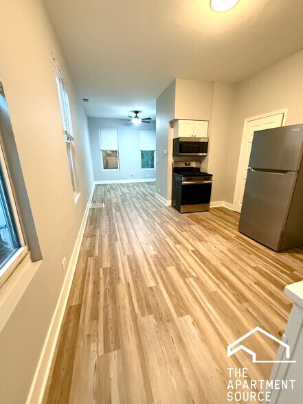 Building Photo - 942 N Elston Ave