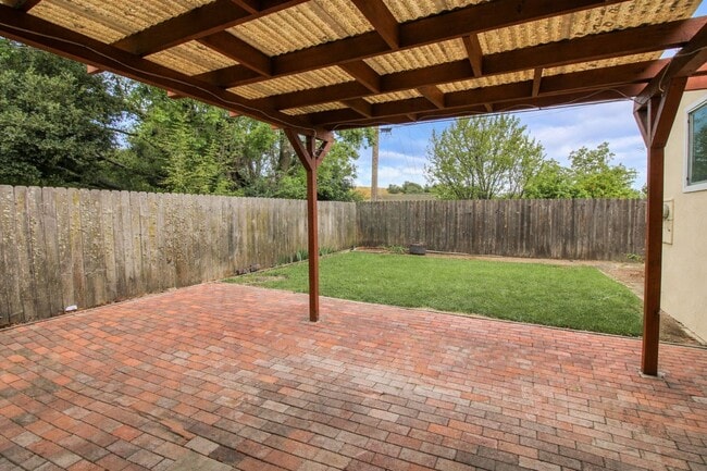 Building Photo - 4-Bedroom House with Fenced Backyard **Fresh Paint and New Flooring