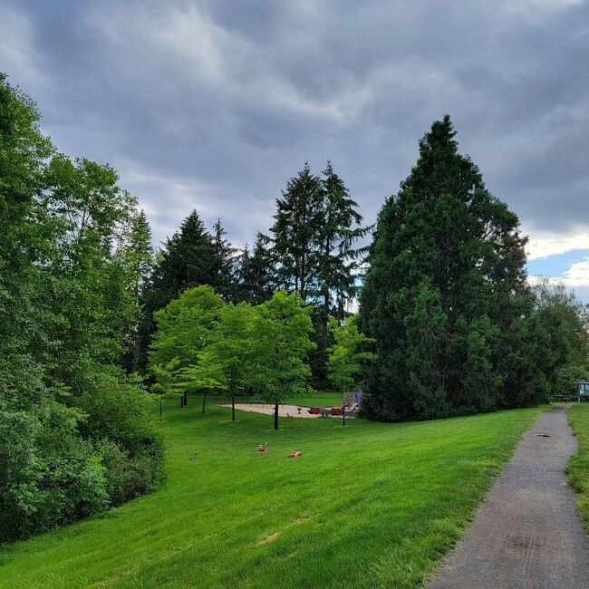 Building Photo - Bright and Spacious vintage 2 bedroom apar...