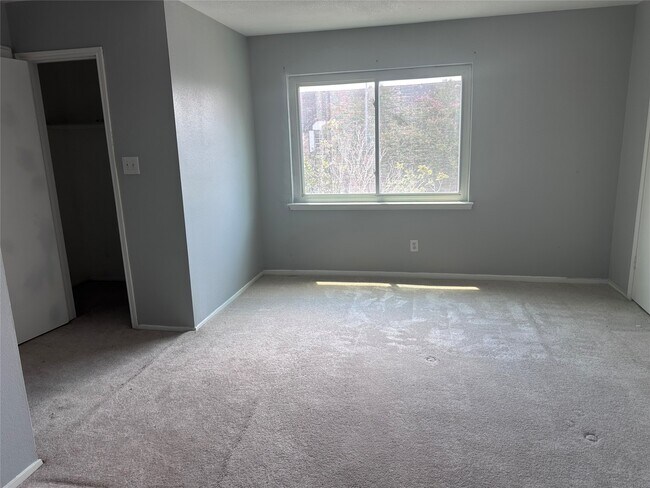 Building Photo - 11136 Village Bend Ln