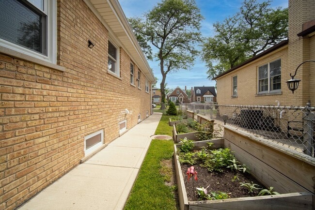 Building Photo - 1906 N 75th Ct