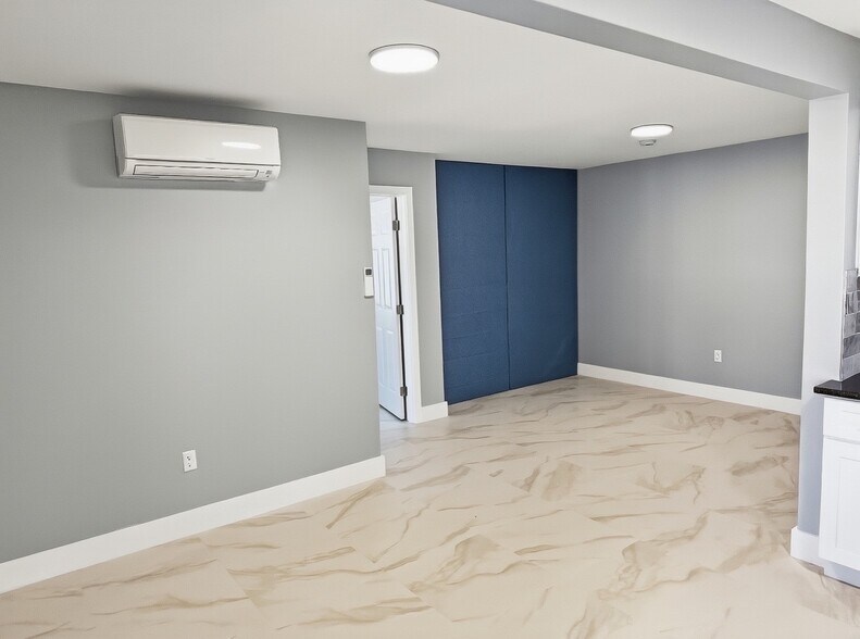 Building Photo - 1456 NE 24th Ct