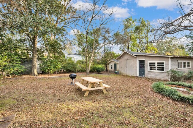 Building Photo - 1713 Fort Bragg Rd