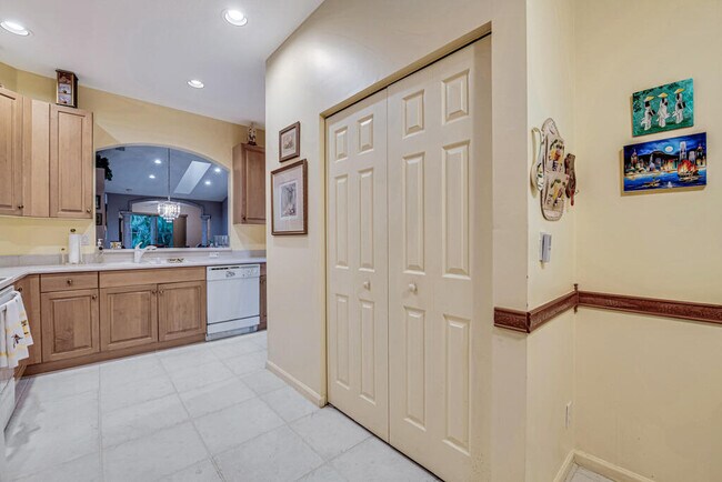 Building Photo - 9795 Crescent View Dr S