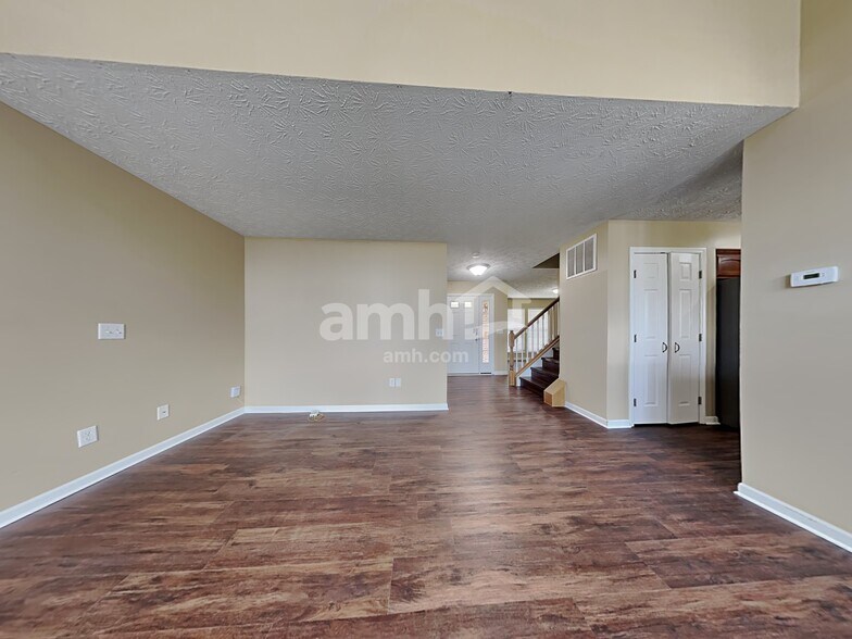 Building Photo - 5263 Summerset Dr