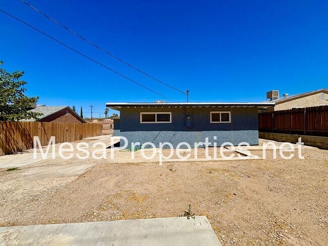 Building Photo - 820 Caliente Dr