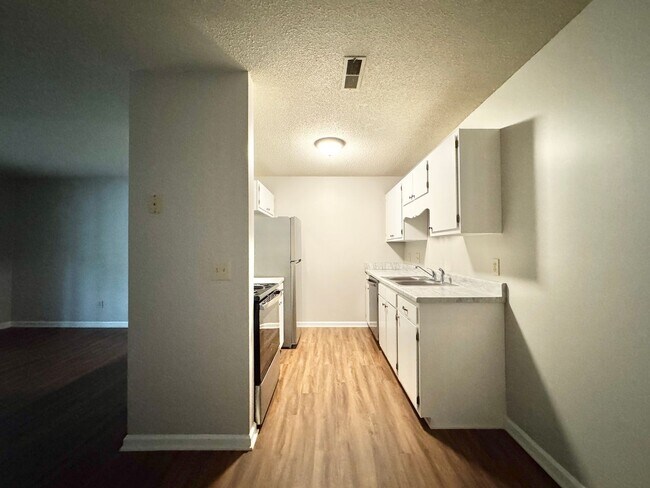 Building Photo - Charlestown Square Updated 2-Bedroom