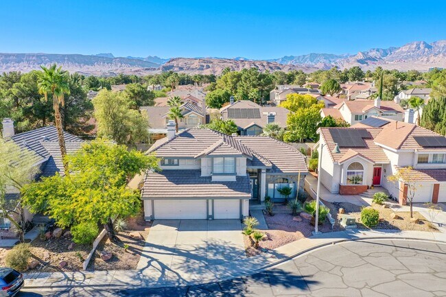 Building Photo - Beautiful 3Bed/3Bath cul-de-sac home located  in The Lakes Community with a sparkling pool and spa!