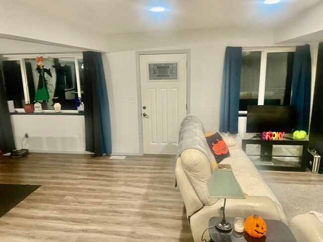 Building Photo - Single family home on 5 acres with a fenced back yard and Huge 3 car garage!  Gourmet Chefs Kitch...