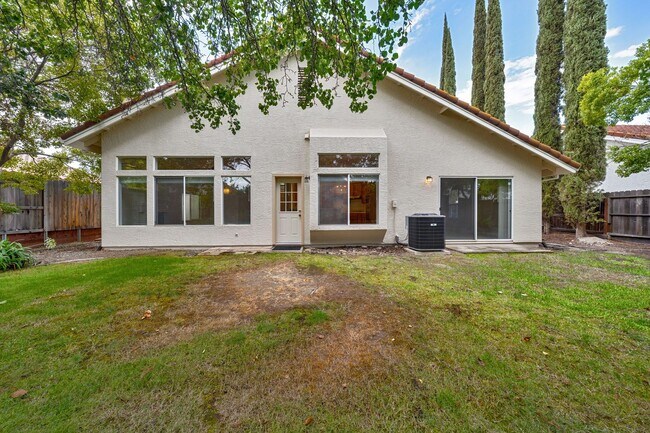 Building Photo - Updated 3 Bedroom Home with 3-Car Garage i...