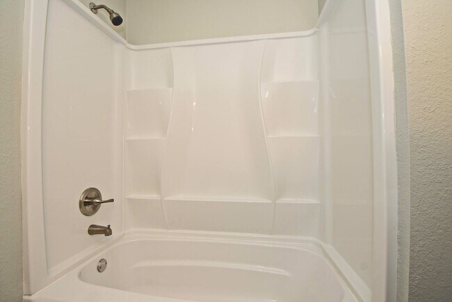 Building Photo - Beautiful Home in Alafaya Woods Totally Re...
