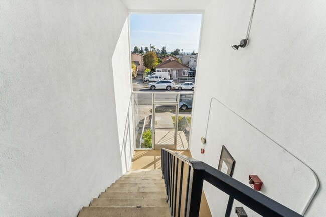 Building Photo - 2 bed 1 Bath Available Now
