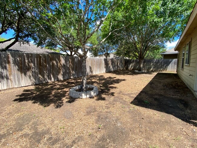 Building Photo - 1 STORY 3 BEDROOM WITH AN OFFICE AND 2 BATHROOM.