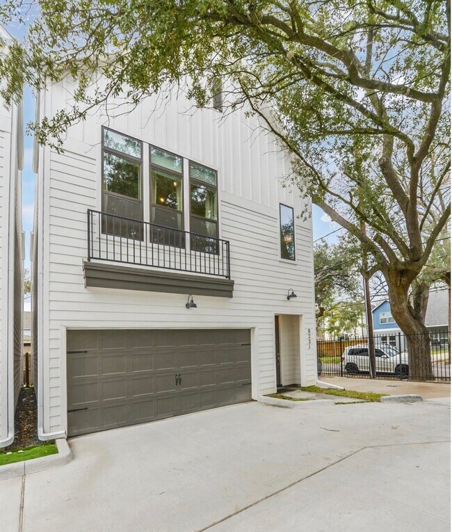 Building Photo - 823 Mansfield St