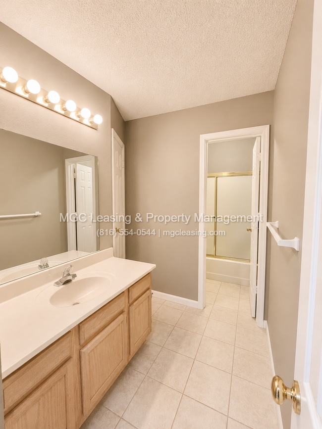 Building Photo - 4605 NE Whispering Winds Dr