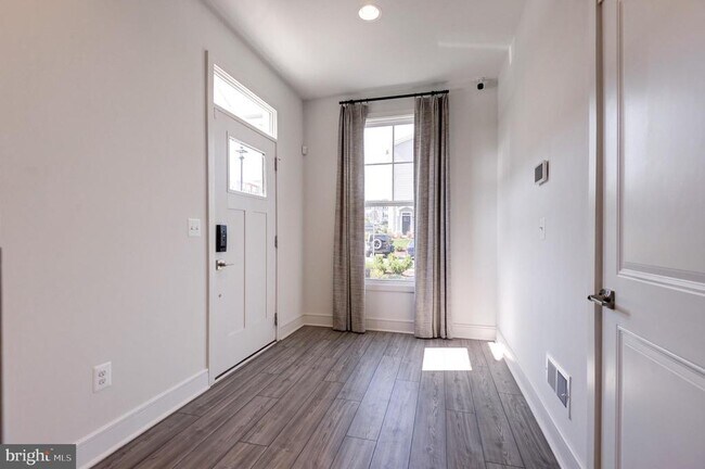 Building Photo - 135 Wake Robin Ct