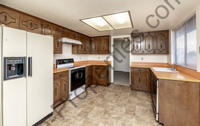 Building Photo - 4 bedroom 2.5 bathroom Home