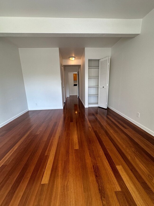Building Photo - Spacious, Fully Renovated, 3 bedroom 2 bat...