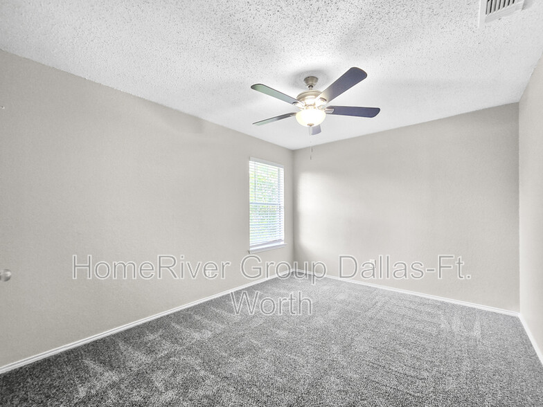 Building Photo - 2215 Green Mere Dr