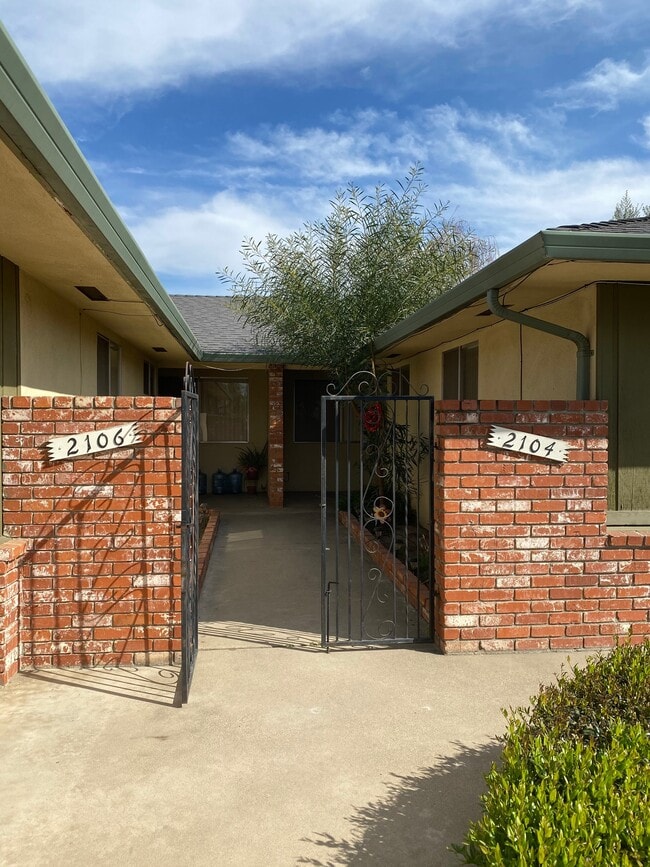 Building Photo - 2104 Rose Ave