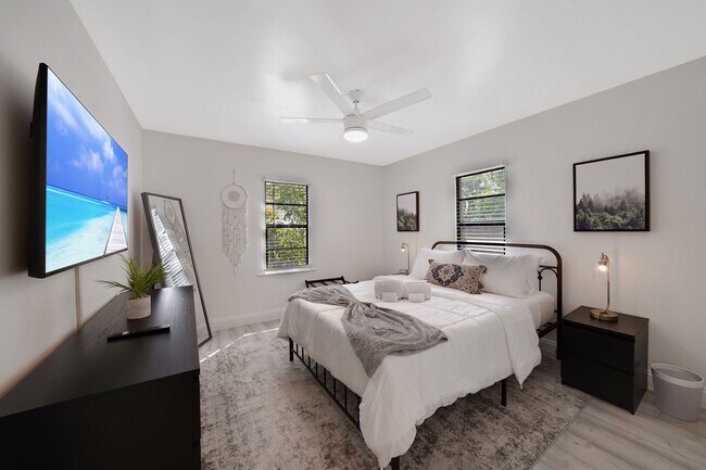 Building Photo - Furnished House in Hollywood Florida - Jun...
