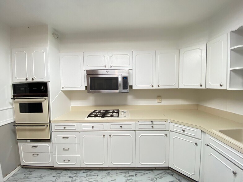 Building Photo - 5414 S Land Ave