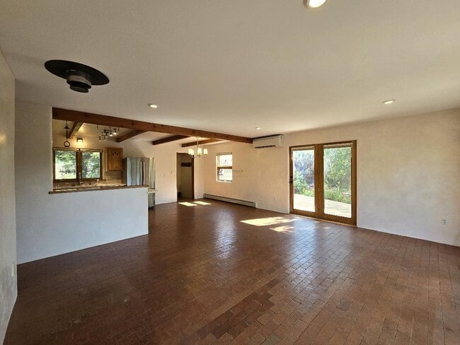 Building Photo - 133 Valley Dr