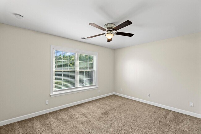 Building Photo - 4 Bedroom with Large Lot Available Now!