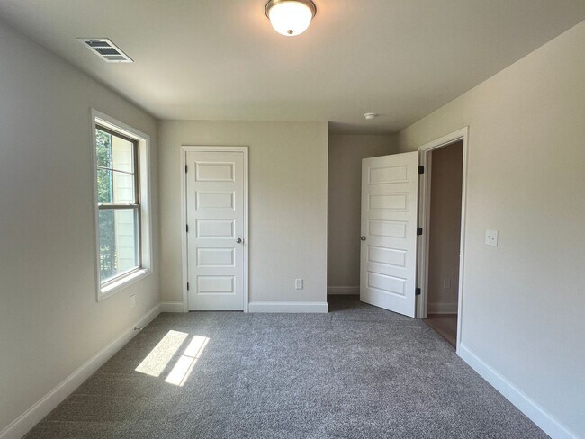 Building Photo - Beautifully Done & Brand New 4BD/2.5 Home in Jones Co.