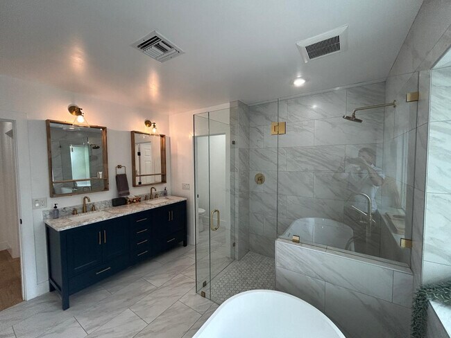 Building Photo - 4016 E Avalon Dr