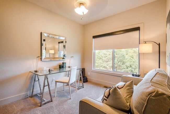 Building Photo - Luxury Townhome on West Side!