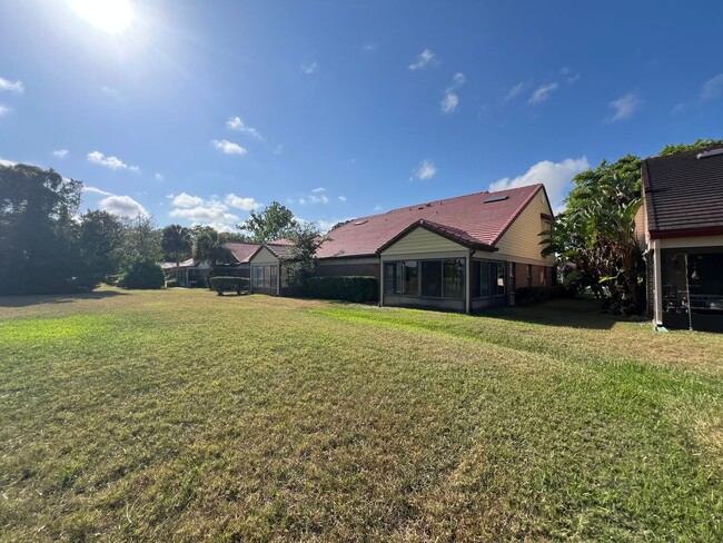 Building Photo - Beautiful 3 bed 2.5 bath townhome