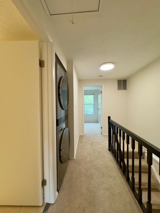 Building Photo - Charming 2 Bedroom/1.5 Bathroom End-Row To...