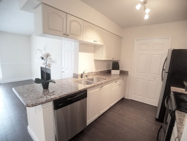 Building Photo - Beautiful 1/1 Wood Floor Condo With a Beau...