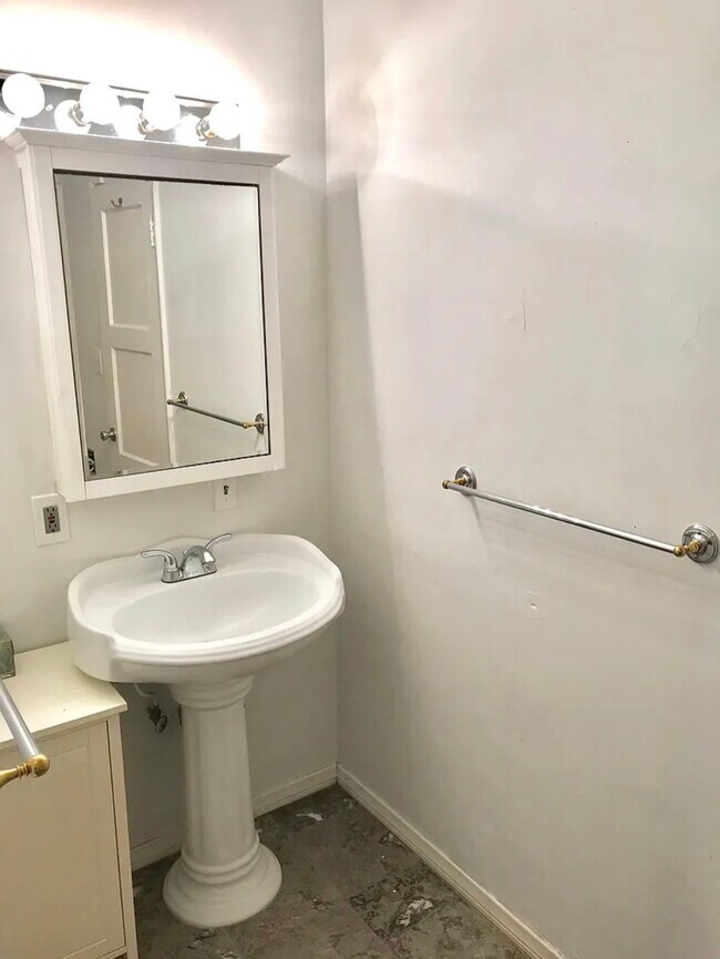 Bathroom 2 - 1016 E Ross Ave