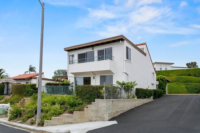 Building Photo - Bright, Beautiful & Newly Updated with Oce...