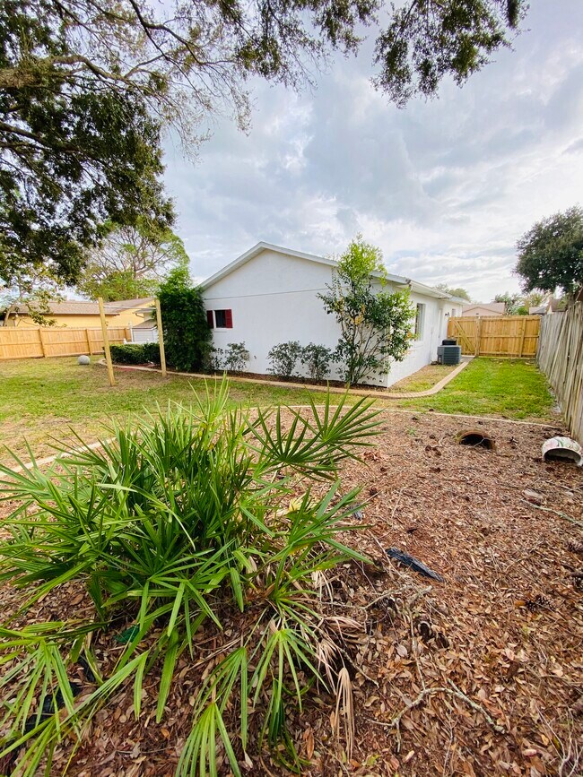 Building Photo - 1417 Dexter Dr N