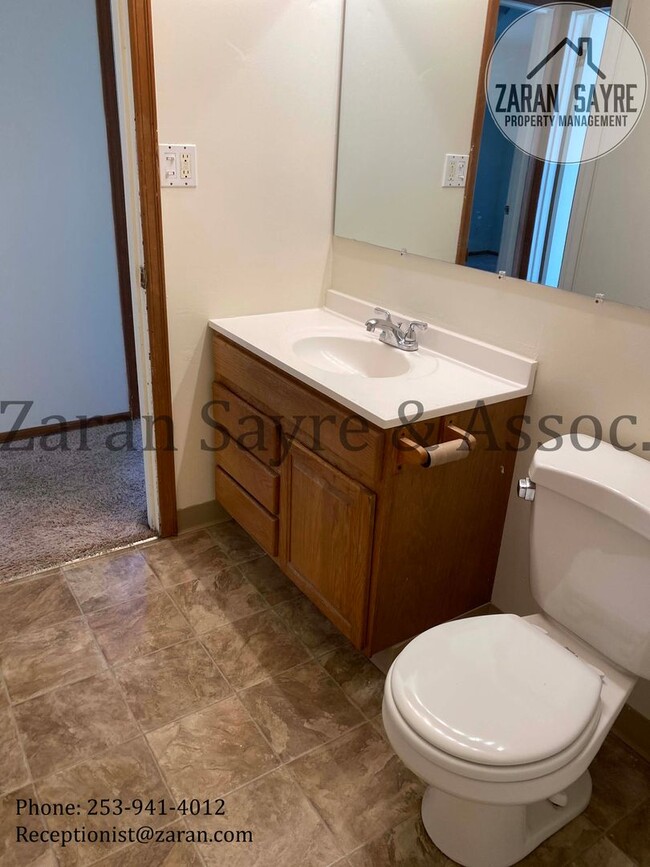 Building Photo - 404 - Cozy Rambler in Federal Way with Lar...