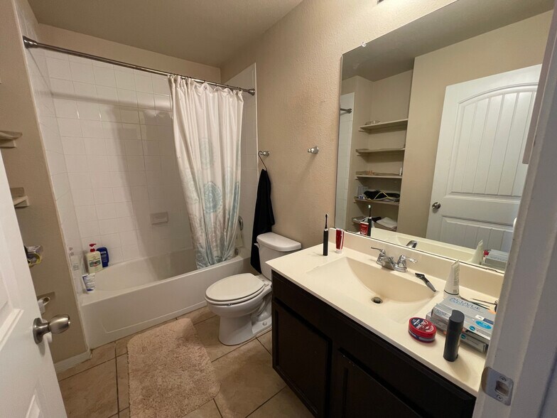 Building Photo - Room in House on Bettylou Ln