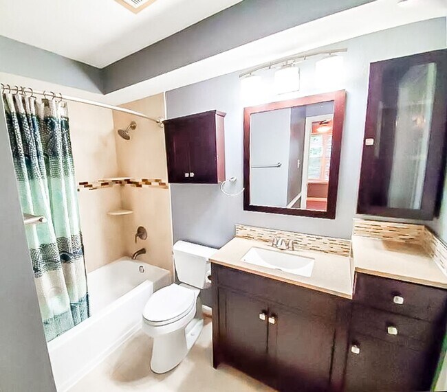 Building Photo - Beautifully Updated 1 Bed 1 Bath Condo With Sunroom In Sought After Point At Park