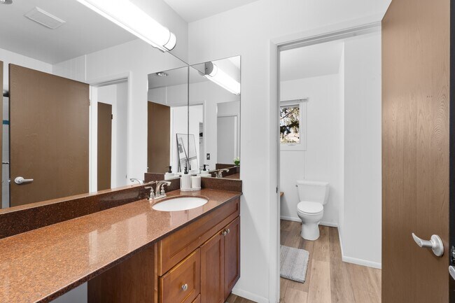 Building Photo - 814 W Bleeker St