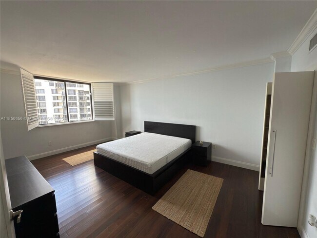 Building Photo - 540 Brickell Key Dr