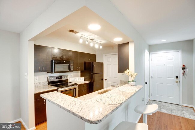 Building Photo - 7705 Lafayette Forest Dr