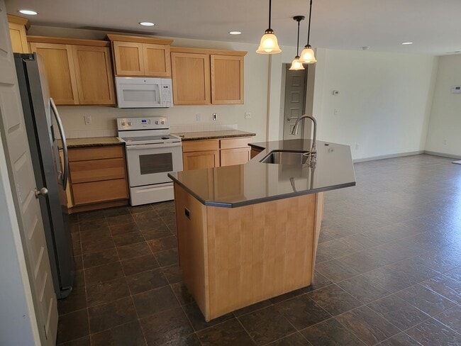 Building Photo - COMING SOON !!! 3 Bed 2 Bath 1500 Sq/Ft home just 10 minutes west of Spokane